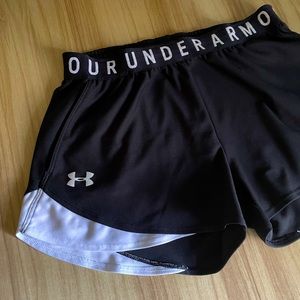 NWOT Women’s black/white UNDER ARMOR waistband shorts SMALL